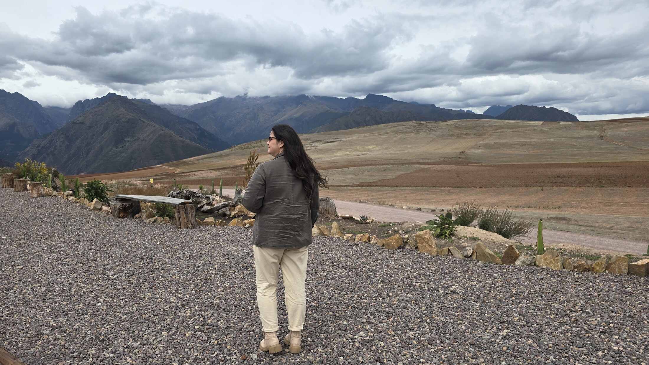 Aline Matos contemplando as montanhas do Vale Sagrado, no Peru
