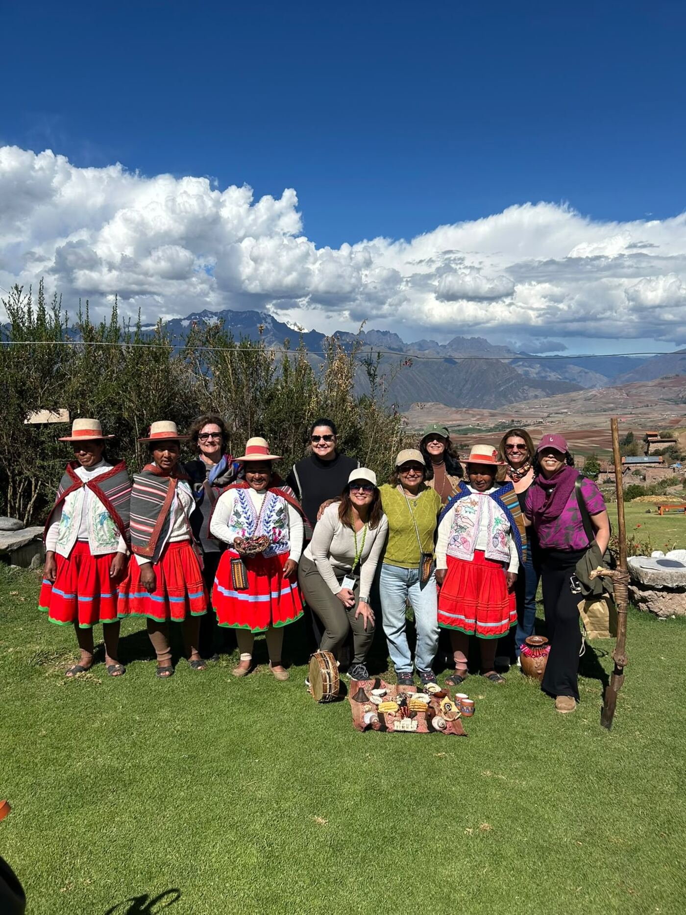 Grupo recebido por moradoras de uma comunidade andina